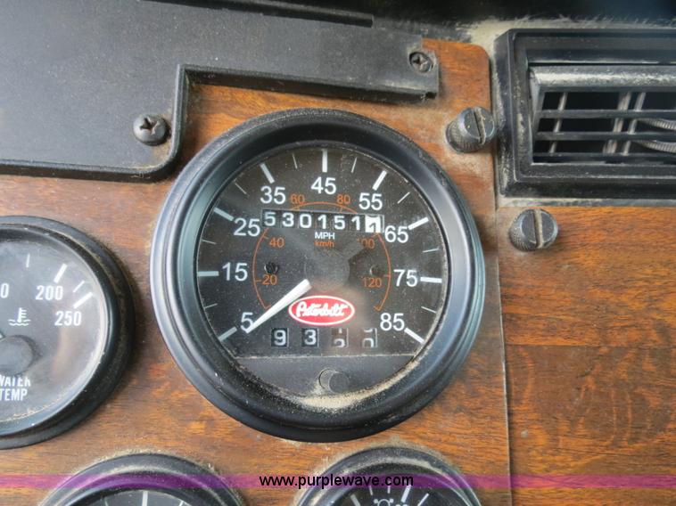 image for item B4517 2000 Peterbilt 377 semi truck