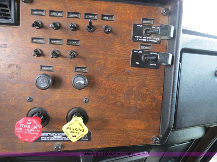 image for item B4517 2000 Peterbilt 377 semi truck