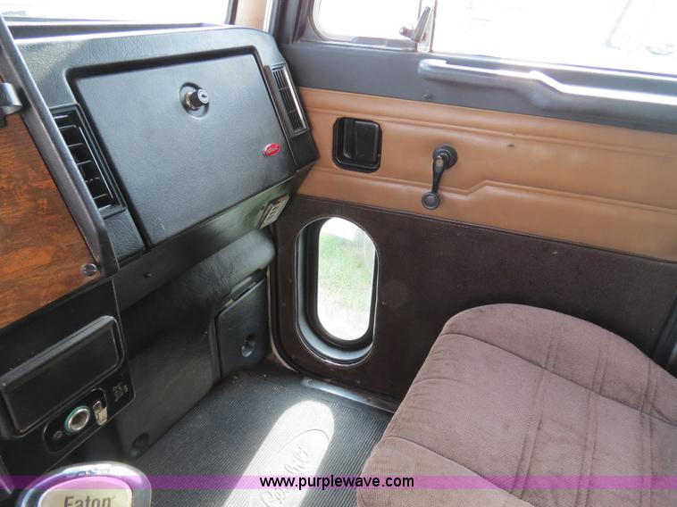 image for item B4517 2000 Peterbilt 377 semi truck