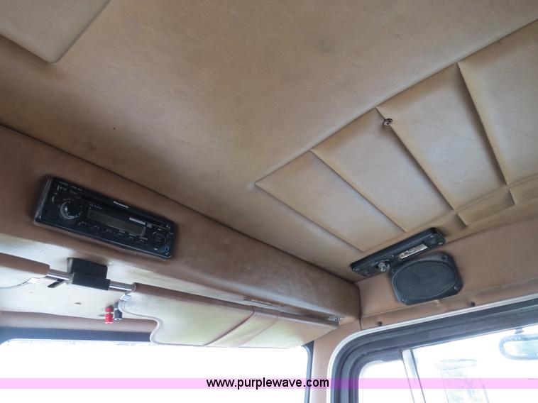 image for item B4517 2000 Peterbilt 377 semi truck