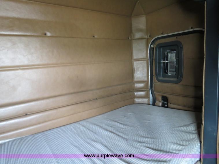 image for item B4517 2000 Peterbilt 377 semi truck