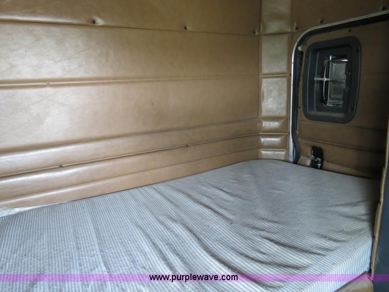 image for item B4517 2000 Peterbilt 377 semi truck