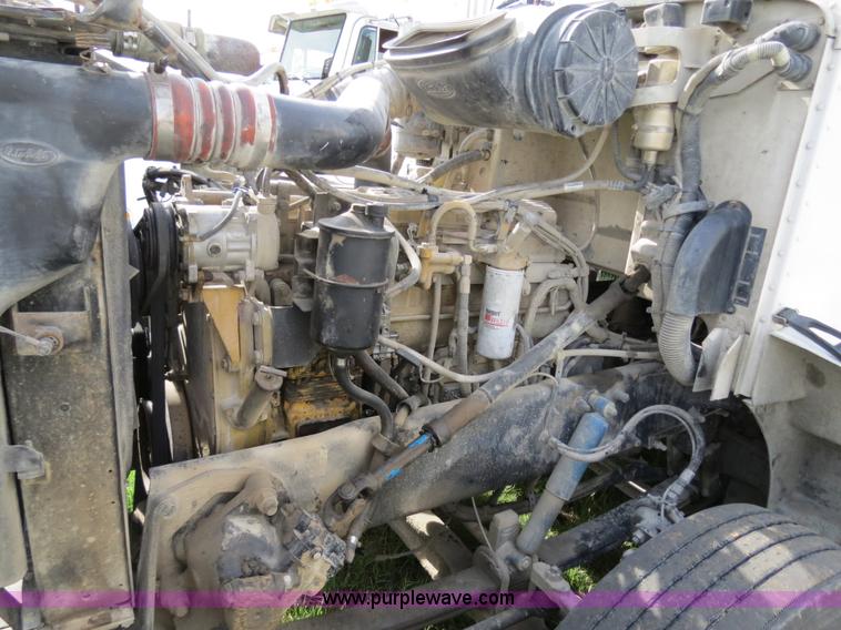 image for item B4517 2000 Peterbilt 377 semi truck