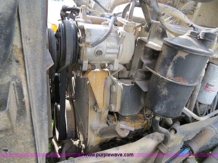 image for item B4517 2000 Peterbilt 377 semi truck