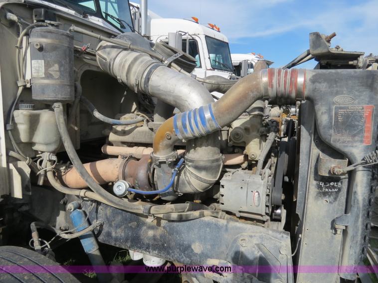 image for item B4517 2000 Peterbilt 377 semi truck