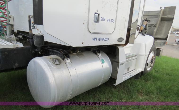 image for item B4517 2000 Peterbilt 377 semi truck