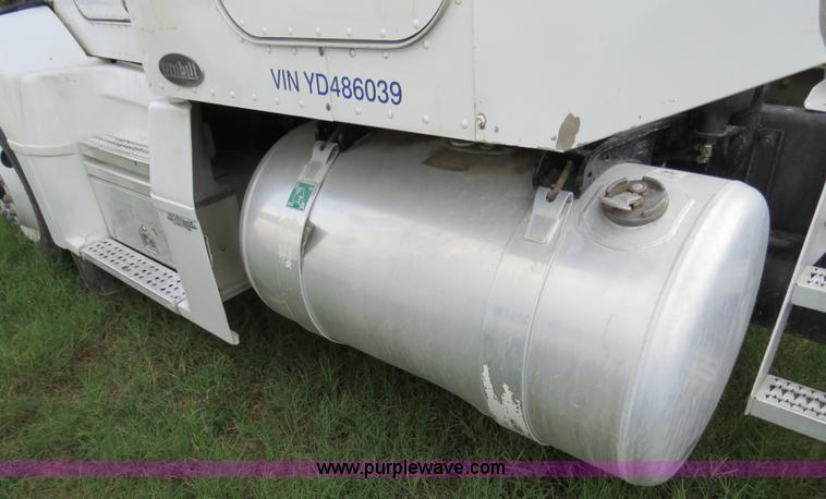 image for item B4517 2000 Peterbilt 377 semi truck