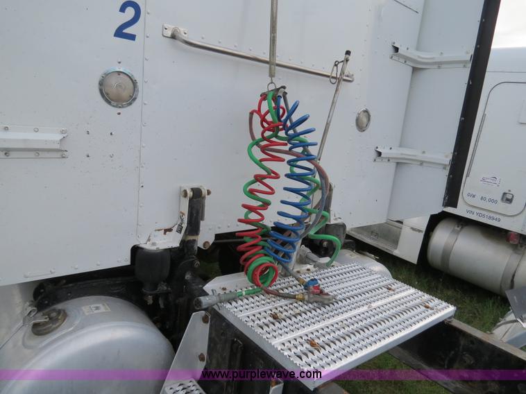 image for item B4517 2000 Peterbilt 377 semi truck