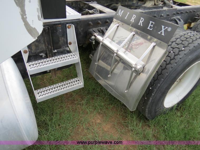 image for item B4517 2000 Peterbilt 377 semi truck