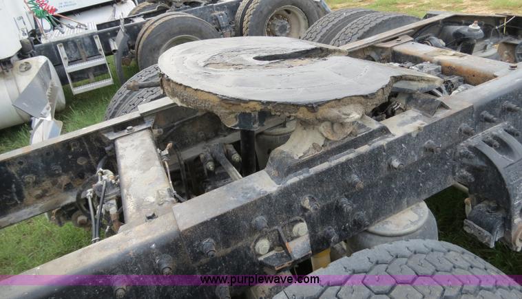 image for item B4517 2000 Peterbilt 377 semi truck