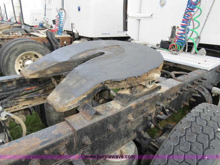 image for item B4517 2000 Peterbilt 377 semi truck