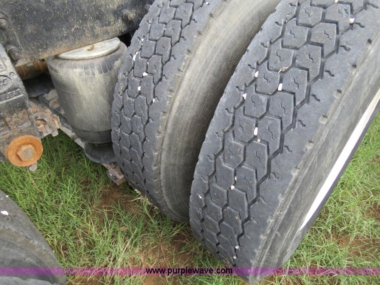 image for item B4517 2000 Peterbilt 377 semi truck