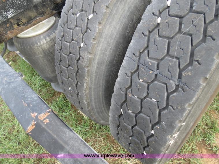 image for item B4517 2000 Peterbilt 377 semi truck