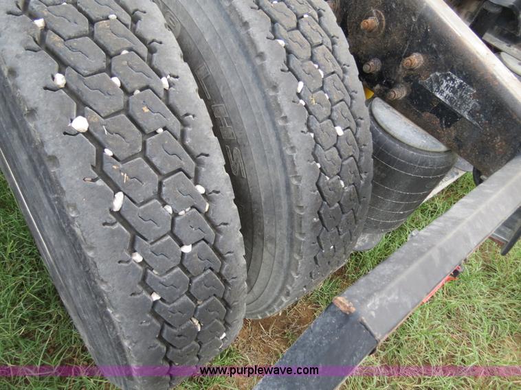 image for item B4517 2000 Peterbilt 377 semi truck