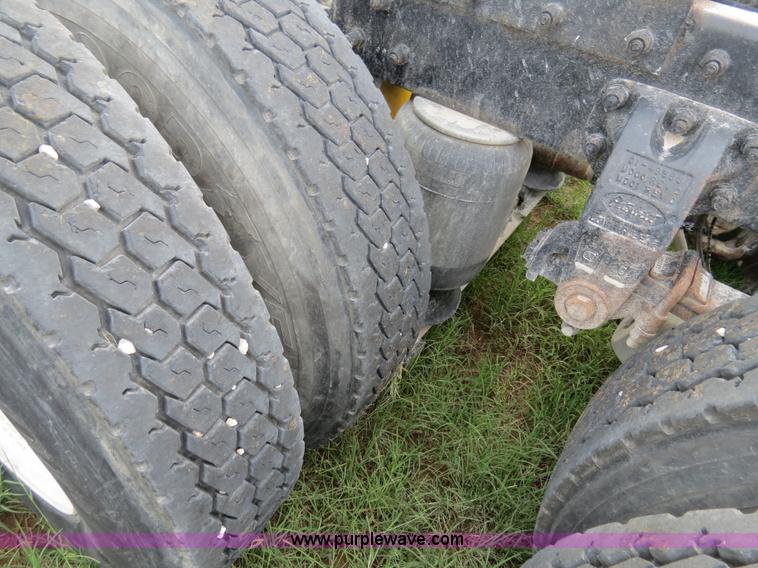 image for item B4517 2000 Peterbilt 377 semi truck