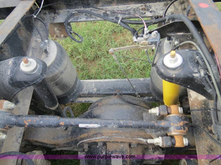 image for item B4517 2000 Peterbilt 377 semi truck