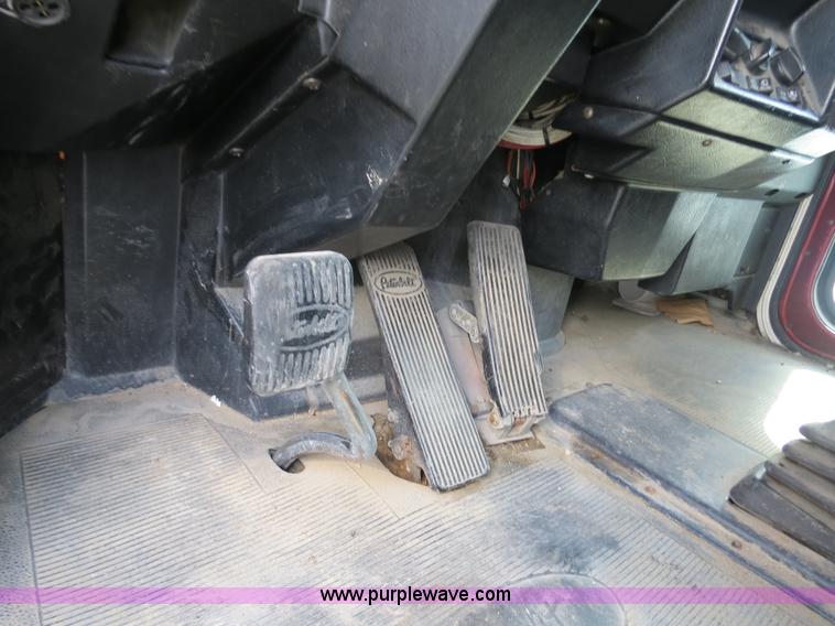 image for item B4518 1998 Peterbilt 377 semi truck