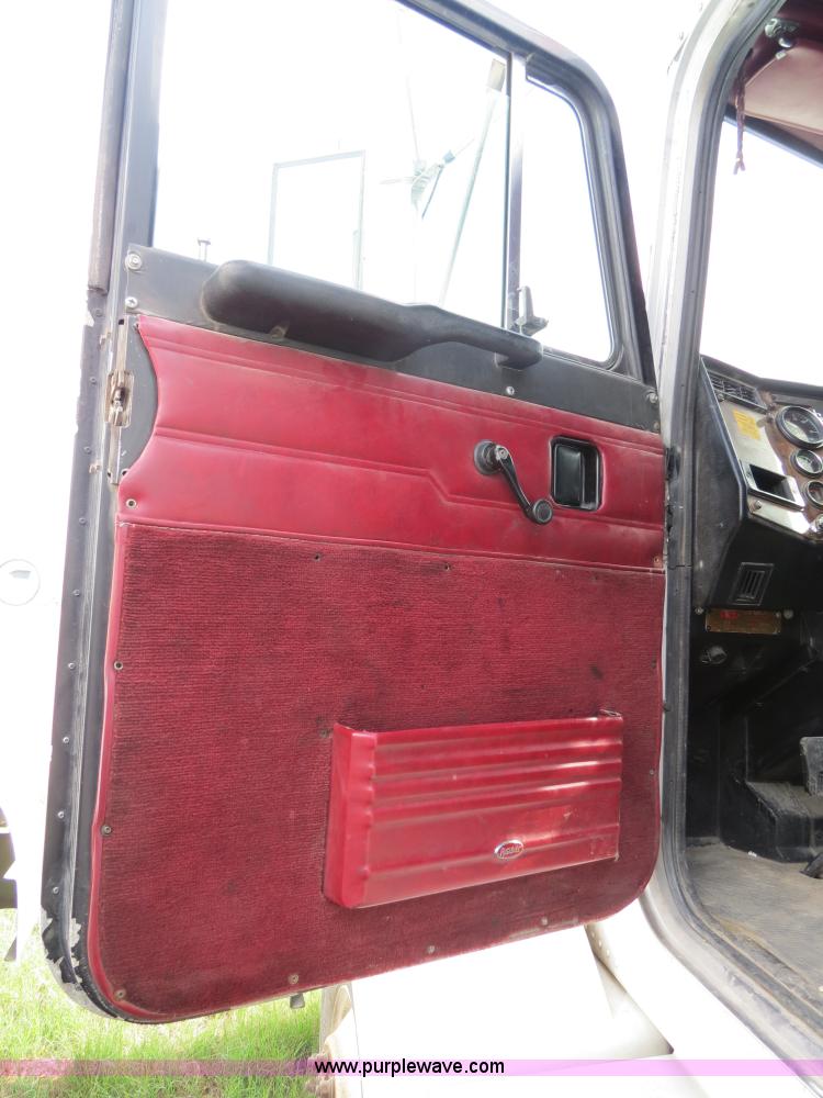 image for item B4518 1998 Peterbilt 377 semi truck