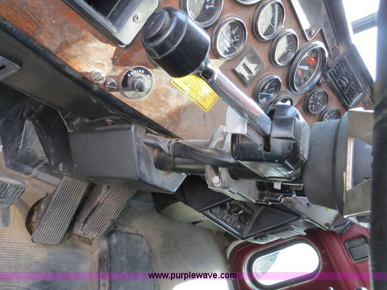 image for item B4518 1998 Peterbilt 377 semi truck