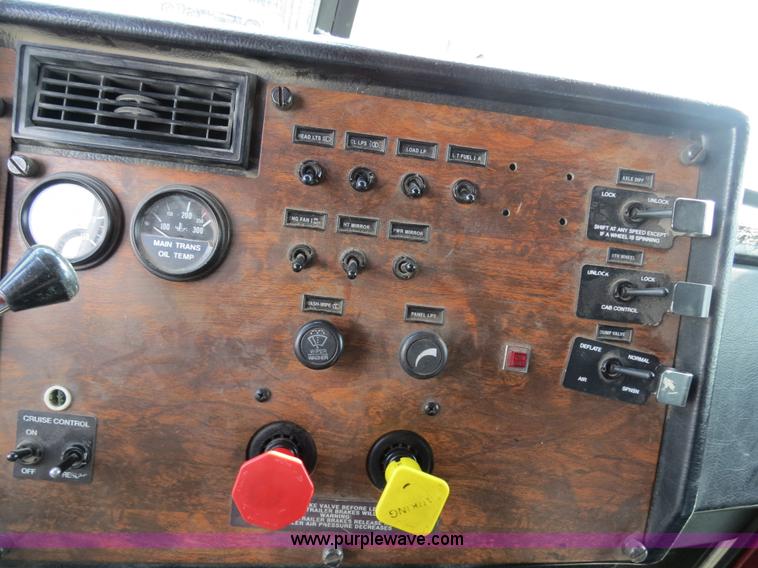 image for item B4518 1998 Peterbilt 377 semi truck