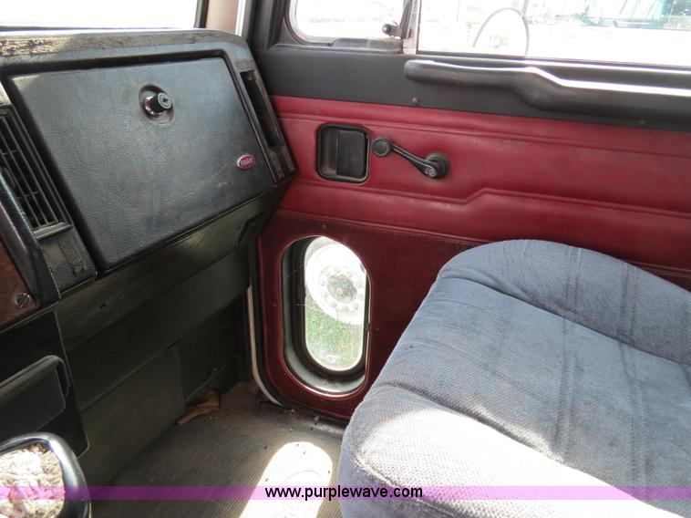 image for item B4518 1998 Peterbilt 377 semi truck