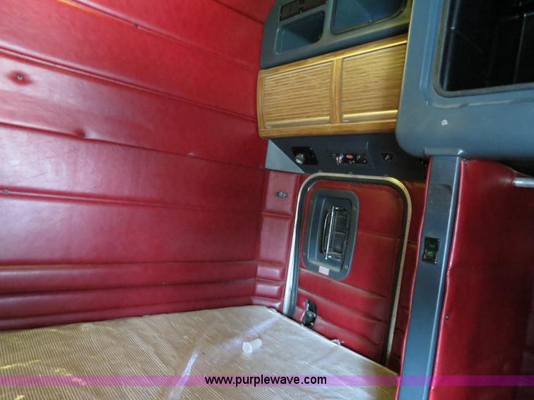 image for item B4518 1998 Peterbilt 377 semi truck