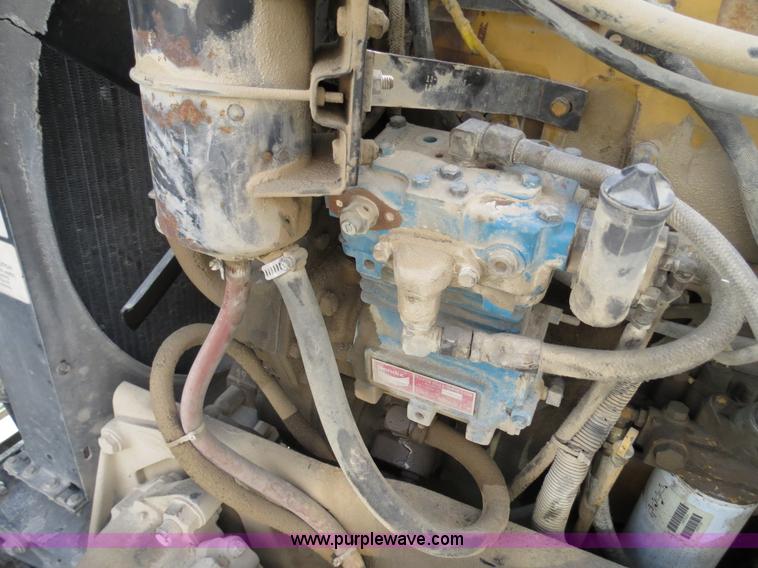 image for item B4518 1998 Peterbilt 377 semi truck