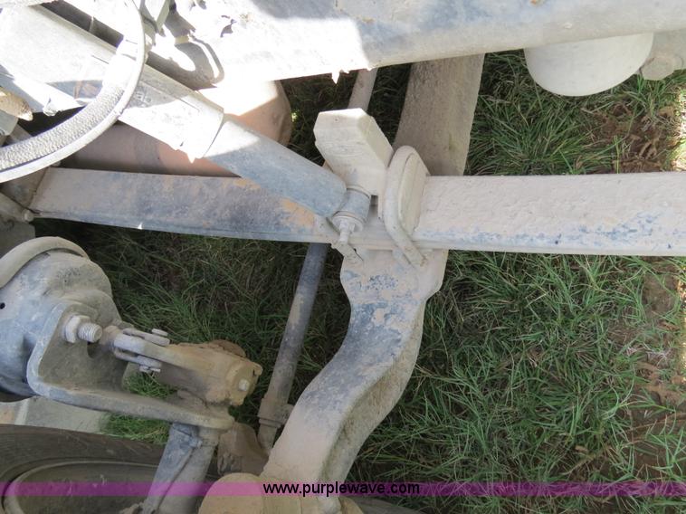 image for item B4518 1998 Peterbilt 377 semi truck