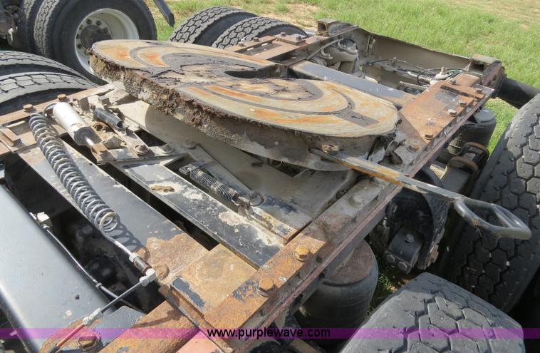 image for item B4518 1998 Peterbilt 377 semi truck