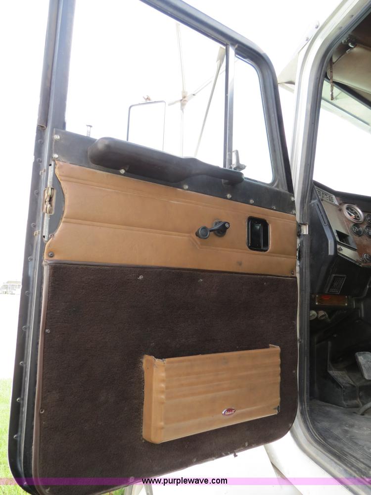 image for item B4519 1999 Peterbilt 377 semi truck