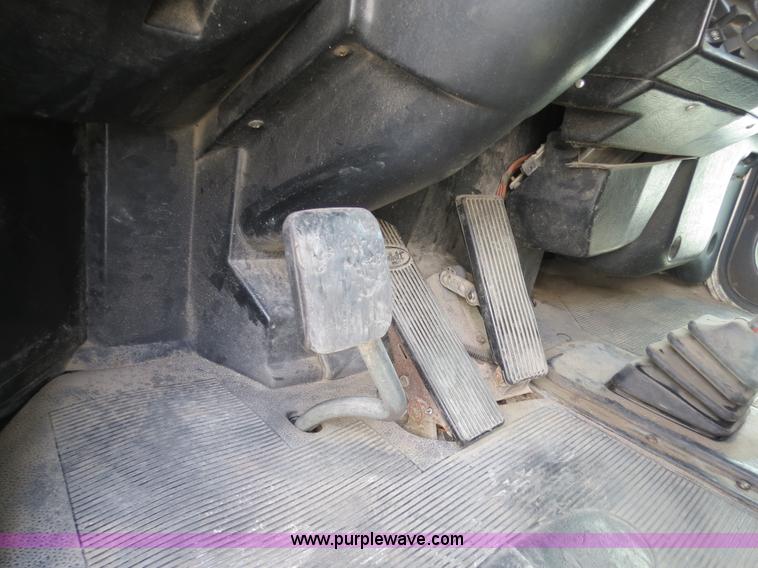 image for item B4519 1999 Peterbilt 377 semi truck