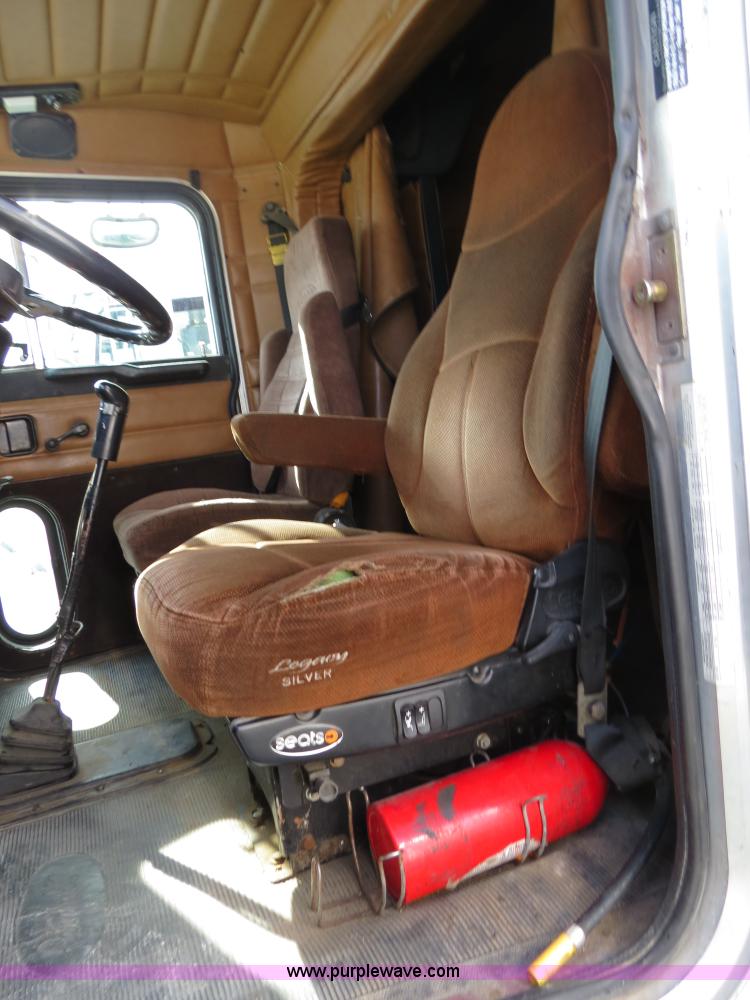 image for item B4519 1999 Peterbilt 377 semi truck