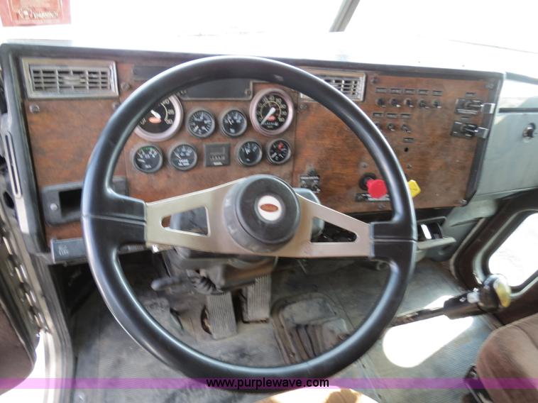 image for item B4519 1999 Peterbilt 377 semi truck