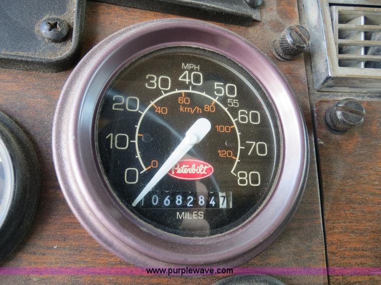 image for item B4519 1999 Peterbilt 377 semi truck