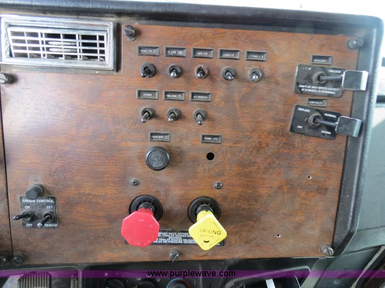 image for item B4519 1999 Peterbilt 377 semi truck