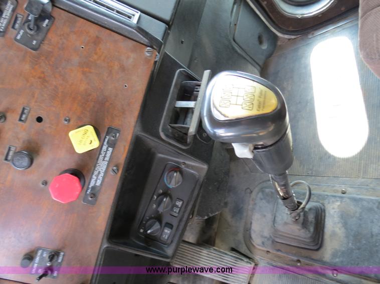 image for item B4519 1999 Peterbilt 377 semi truck