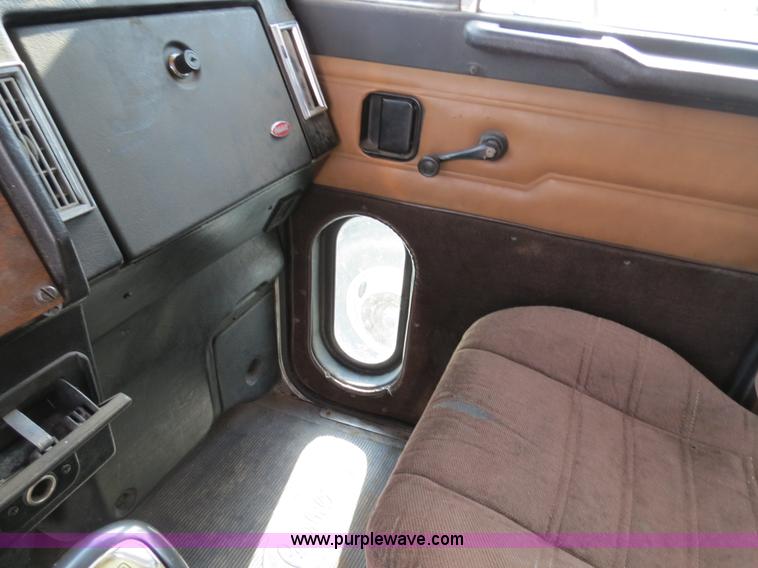 image for item B4519 1999 Peterbilt 377 semi truck