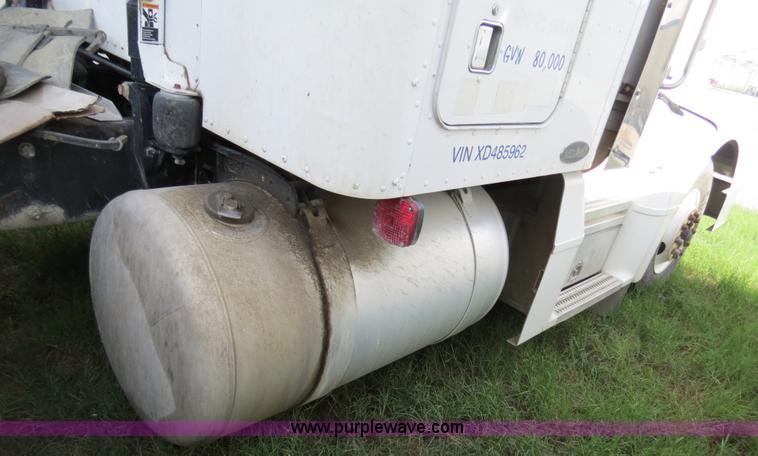 image for item B4519 1999 Peterbilt 377 semi truck
