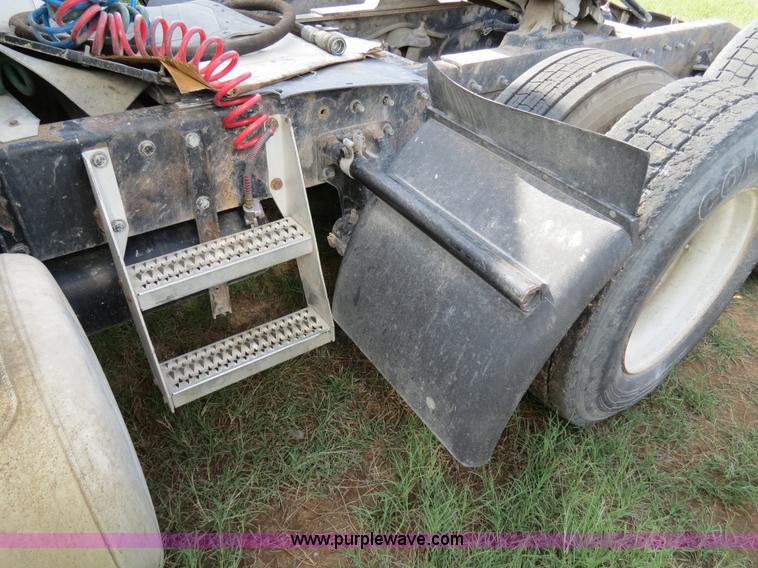 image for item B4519 1999 Peterbilt 377 semi truck