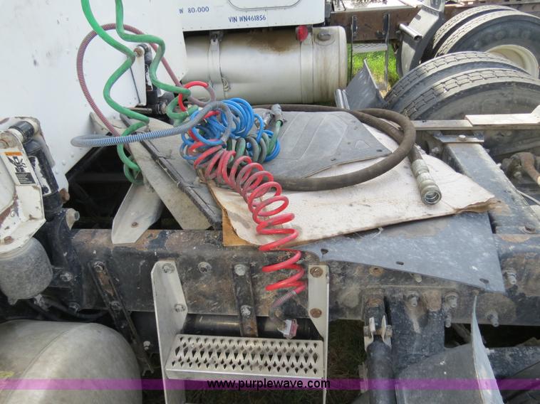 image for item B4519 1999 Peterbilt 377 semi truck