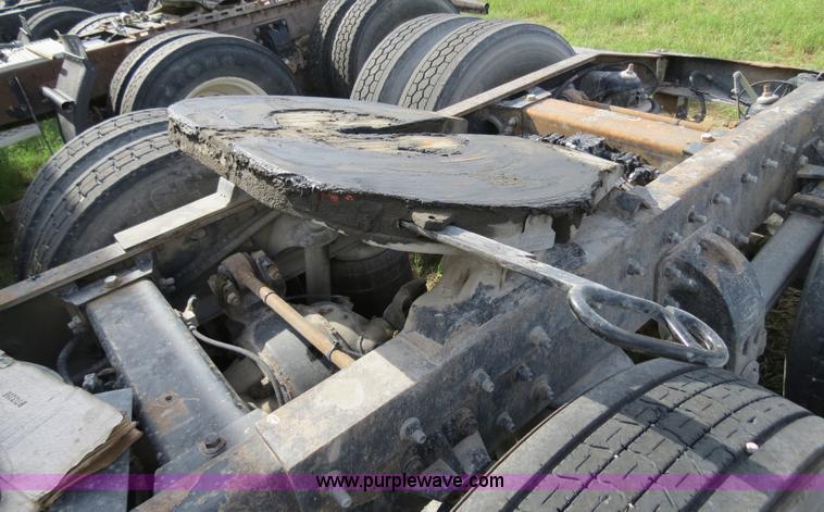 image for item B4519 1999 Peterbilt 377 semi truck