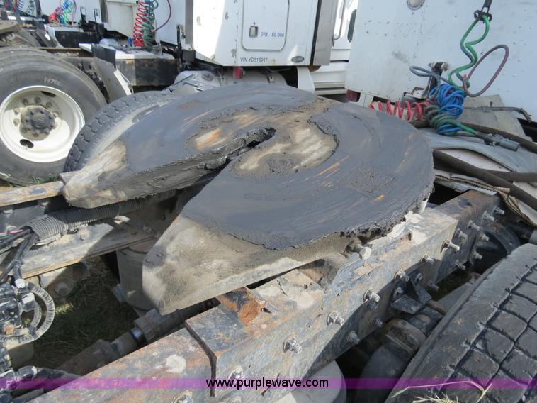 image for item B4519 1999 Peterbilt 377 semi truck