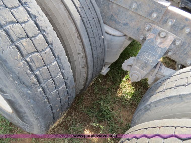 image for item B4519 1999 Peterbilt 377 semi truck