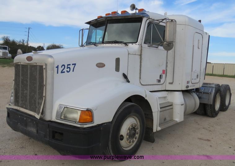 image for item B4520 2000 Peterbilt 377 semi truck
