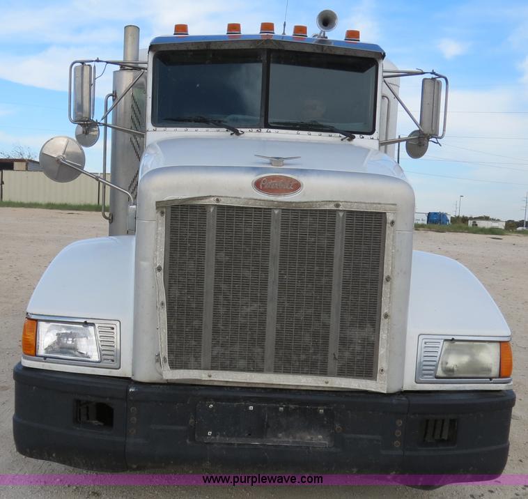 image for item B4520 2000 Peterbilt 377 semi truck