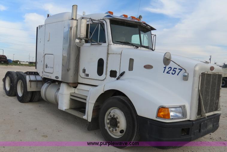 image for item B4520 2000 Peterbilt 377 semi truck