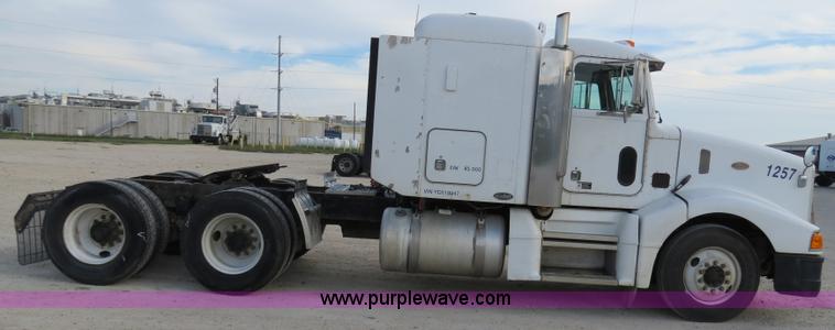 image for item B4520 2000 Peterbilt 377 semi truck