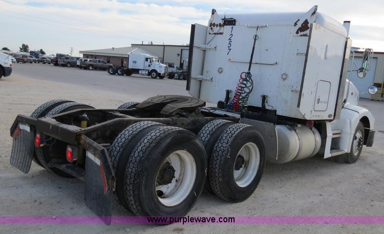 image for item B4520 2000 Peterbilt 377 semi truck