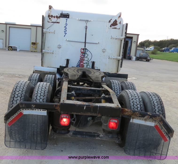 image for item B4520 2000 Peterbilt 377 semi truck