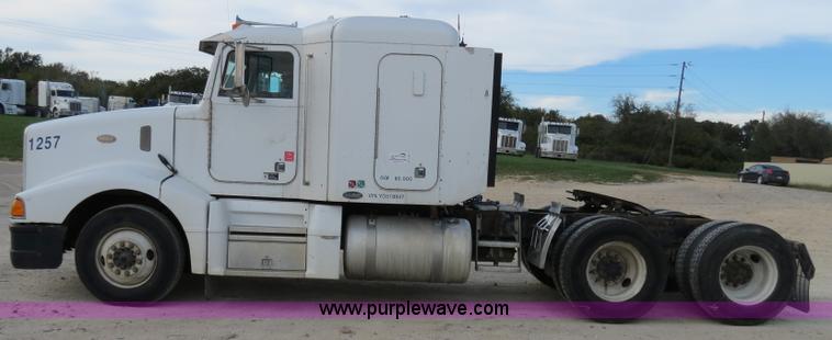 image for item B4520 2000 Peterbilt 377 semi truck